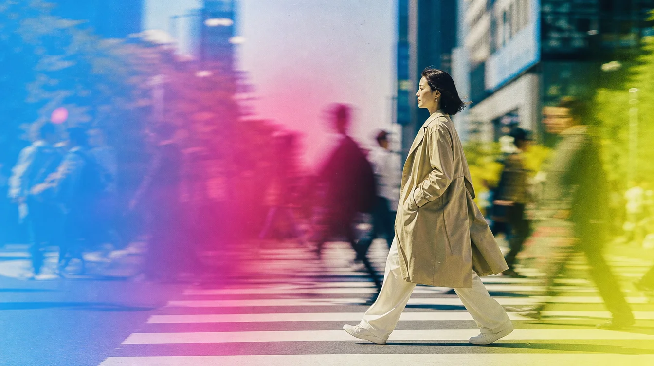 Una donna attraversa la città, tra passanti e i colori del brand.